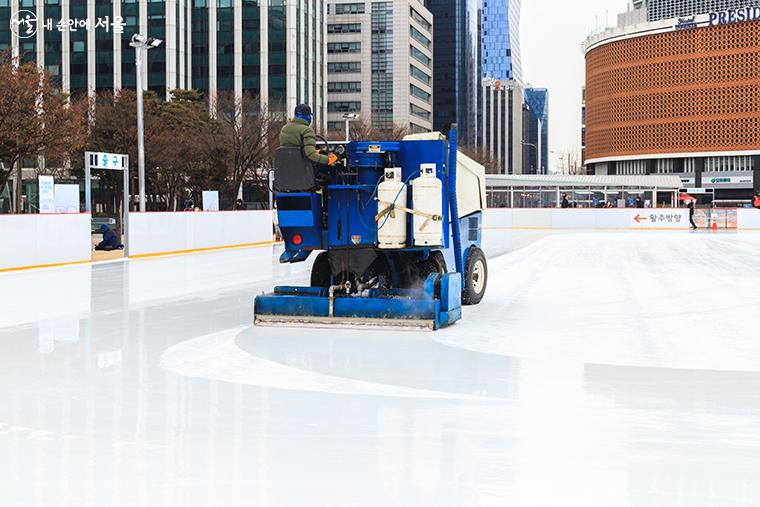 매 회차 종료 후에는 시민들이 안전하게 스케이트를 탈 수 있도록 정빙(얼음 표면을 매끄럽게 하는 일) 작업과 코로나19 정기 방역이 진행된다.