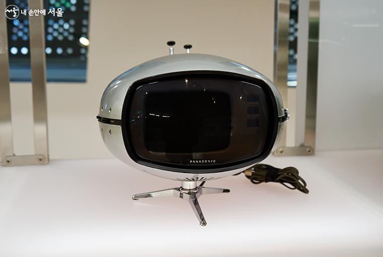 파나소닉의 오비텔 텔레비전(1960~1970년). 어찌 보면 비행접시(UFO)를 닮았고, 또 어찌 보면 커다란 머리를 가진 외계인의 모습이 연상된다. ⓒ이정규