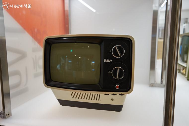 미국 RCA사의 포터블 텔레비전(1975년). 당시 일본 제조사의 메탈릭 큐브 형태 디자인과는 확연히 다른 접근 방식을 취하고 있다. ⓒ이정규