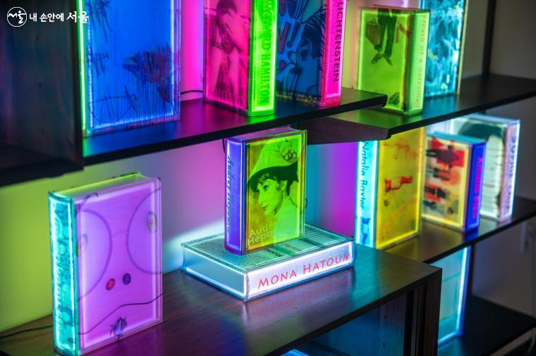 아트보고(갤러리)에서 열리고 있는 강애란 작가의 개관 특별전 <Luminous Art Book Project: 그 찬란함의 기록> ⓒ임중빈