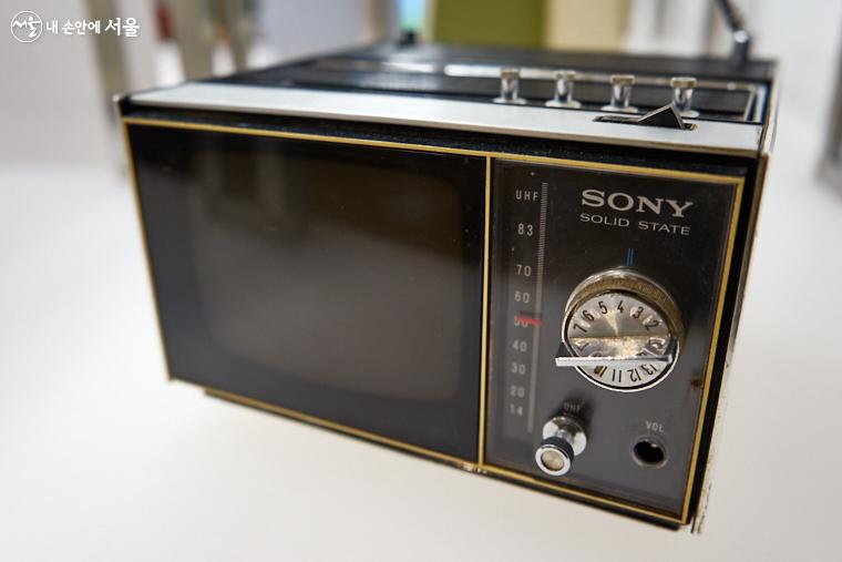 소니가 출시한 초기 마이크로 TV 모델 중의 하나인 TV-500U(1967년). 'Solid State'이라는 표기가 반도체 기술을 활용한 것이라는 것을 나타낸다. ⓒ이정규