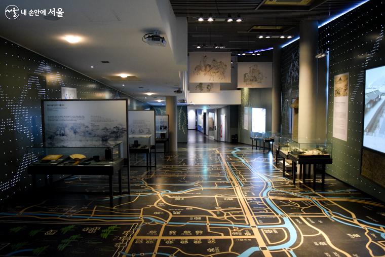 4층에 있는 1존 개천시대 전시 현장. 바닥에는 한양 지도가 그려져 있다. ⓒ이명은 