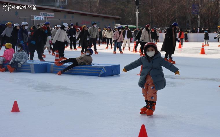 서울광장 스케이트장은 일반 링크장과 어린이 링크장으로 구분돼 안전하게 운영되고 있다. 