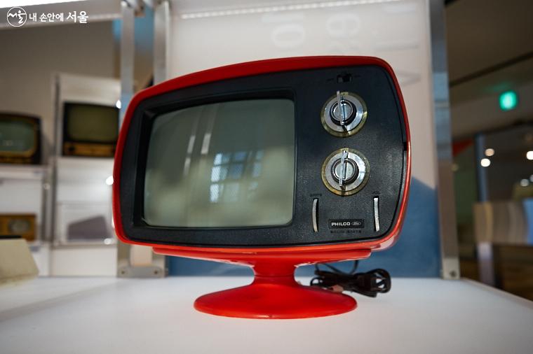 미국 필코사의 포터블형 텔레비전(1970년대). 검은색과 다홍색의 조화가 돋보이는 깜찍한 디자인이다. ⓒ이정규