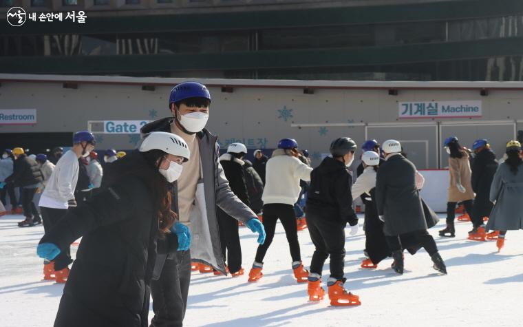 서울광장 스케이트장에서 스케이트를 즐기는 연인들