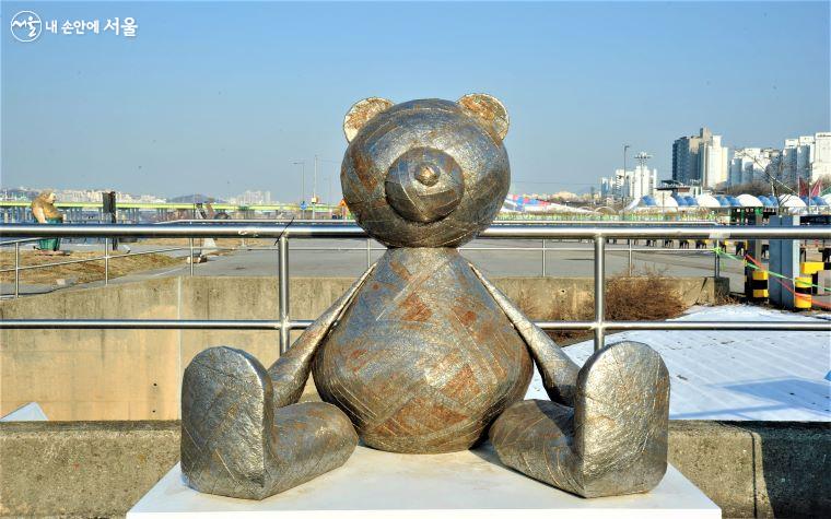 아이들의 친구 곰 인형을 모티브로 한 송효근 작가의 <곰돌이>