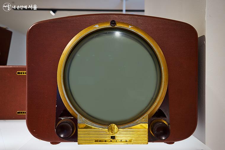 DDP 디자인랩 1층에서는 실물 TV가 전시된다. 사진은 미국의 제니스 텔레비전(1940~1950년)이다. 초창기 TV의 원형 화면과 유선형 본체가 특징적이다. 금색 테두리와 금색 패널로 미적인 포인트를 주고 있다. ⓒ이정규