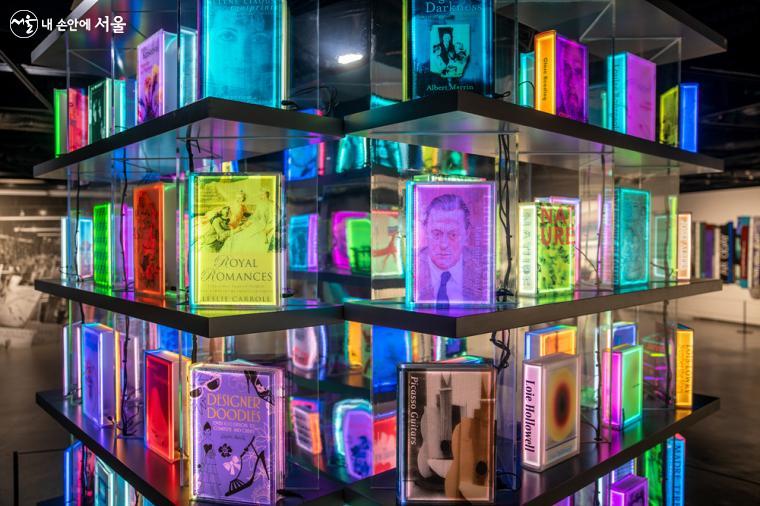 작가의 대표작인 '라이팅북'은 빛을 활용해 책의 고정된 인식을 탈피해 디지털 시대의 시간과 공간에 새로운 의미를 부여하고 있다. ⓒ임중빈