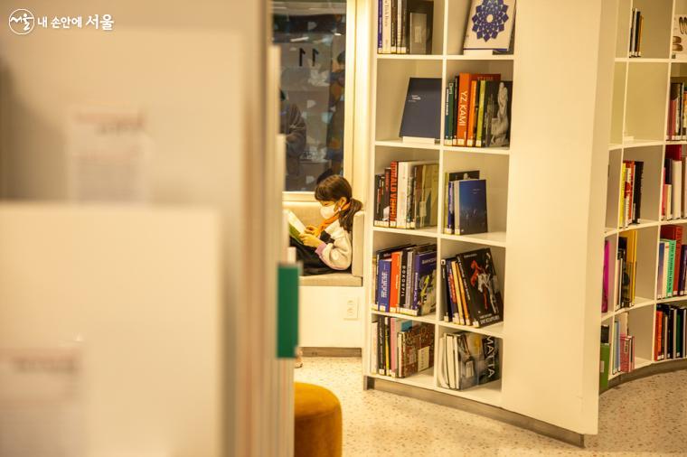 아트북열람실은 최근 개관하고 있는 최신 도서관의 트렌드에 맞게 공간을 잘 구분 지어 이용자들의 만족도가 높다. ⓒ임중빈