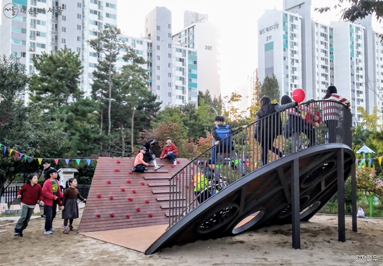 (필자가 공동운영하는EUS+가 디자인한 한 초등학교의 놀이풍경. 배경의 아파트 단지는 전국 어디나 똑같지만 이 놀이풍경은 전세계에서 유일한 장소다.)