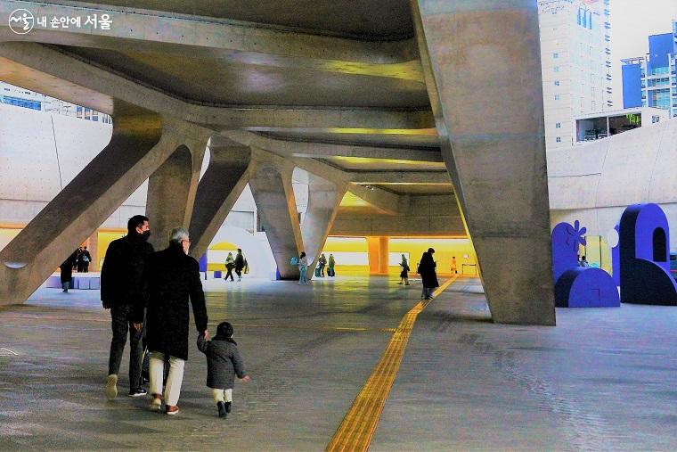 동대문역사문화공원 지하철역과 바로 연결된 DDP 지하 2층 어울림광장 