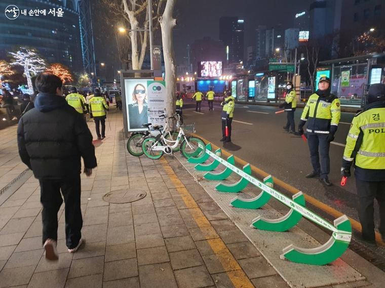 인파가 너무 몰리지 않게 하기 위해 보신각 주변 자전거 정거장을 폐쇄했다.