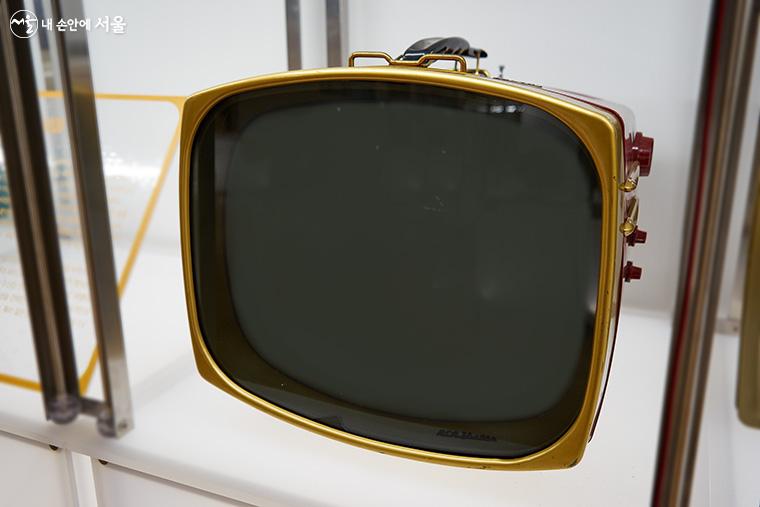 TV의 소형화는 큰 부피를 차지하던 진공관을 대체하는 트랜지스터 기술이 1960년대에 적용되면서 본격화된다. 사진은 미국 RCA의 빅터 텔레비전(1960~1970년). 브라운관 크기만큼 TV 크기에 대한 선호가 생겨나던 당시 사회적 분위기를 반영하고 있다. ⓒ이정규