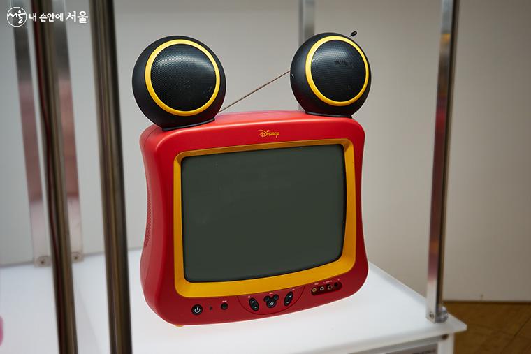 디즈니사의 미키마우스 텔레비전(2004년). 인기 캐릭터를 모티브로 삼아 디자인되었다. 에머슨사의 헬로키티 텔레비전(2003년)도 있다. ⓒ이정규