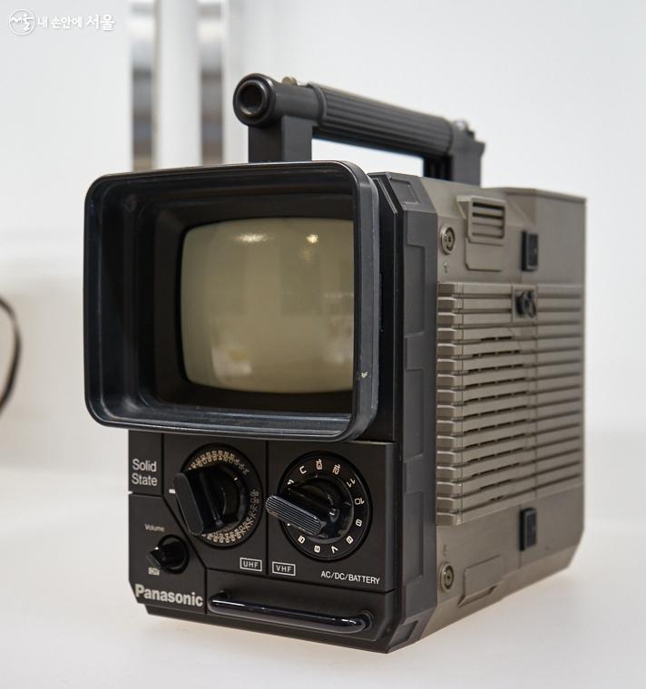 일본 파나소닉의 휴대용 트랜지스터 TV인 TR-555 모델(1977년). 당시 베트남전의 영향을 받아 유행하던 밀리터리 룩을 보여준다. ⓒ이정규