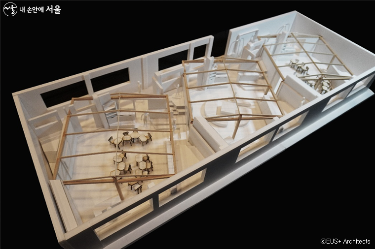 2020년 정수초등학교 꿈담교실의 모형. (건축가 EUS+Architects). 목재로 교실안에 새로운 지붕과 구조가 만들어졌다.