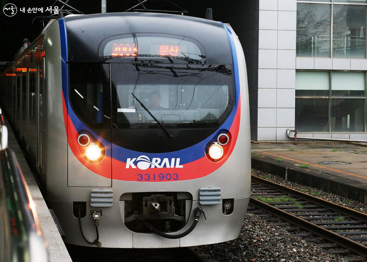 한국철도공사가 운영하는 광역전철은 어르신 무임수송에 대해 일부를 지원받고 있다. ©코레일