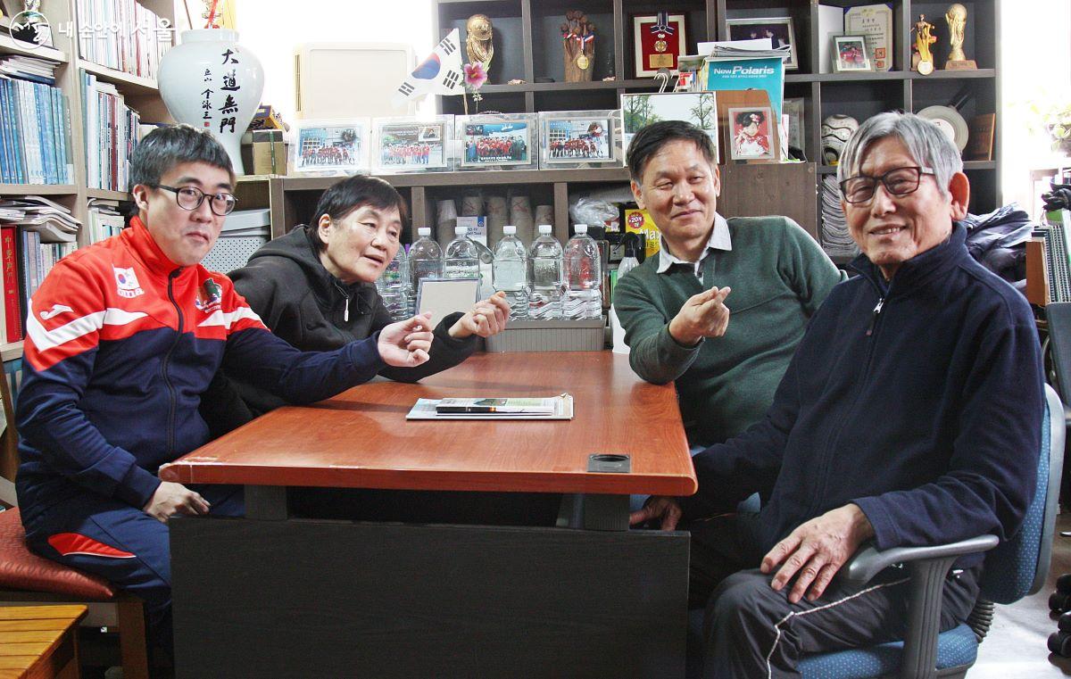 (왼쪽부터) 곰두리사랑회 사무실을 찾은 박세환 선수, 조제덕 부회장, 양진석 부회장, 신철순 회장 ©황의동 