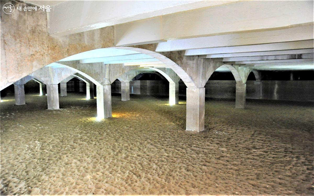 완속여과지는 모래·자갈층을 이용해 한강물을 여과하는 시설로 현재 총 6지(池)가 남아 있다. ⓒ조수봉