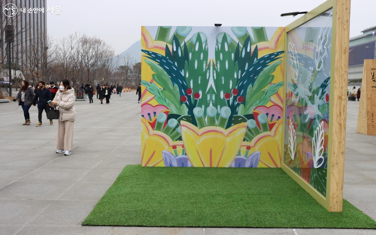 광화문광장에 놓인 꽃 그림 ©심재혁