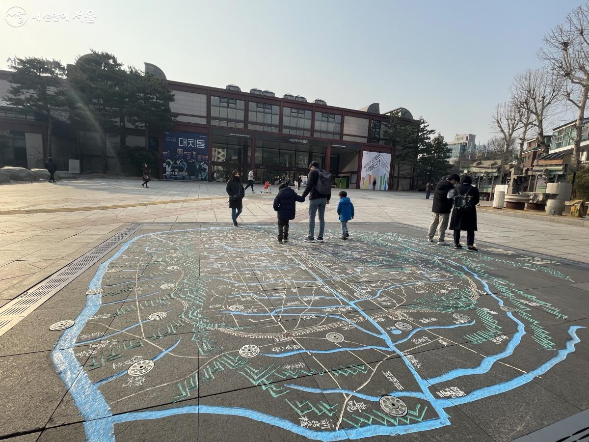 서울역사박물관 야외광장을 찾은 시민들