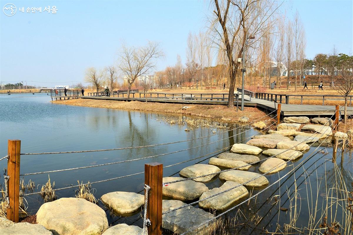 서울식물원 야외 호수원 전경, 따사한 봄볕을 벗 삼아 도심 속 공원을 거닐며 싱그러운 봄 산책을 즐길 수 있다. ⓒ이봉덕