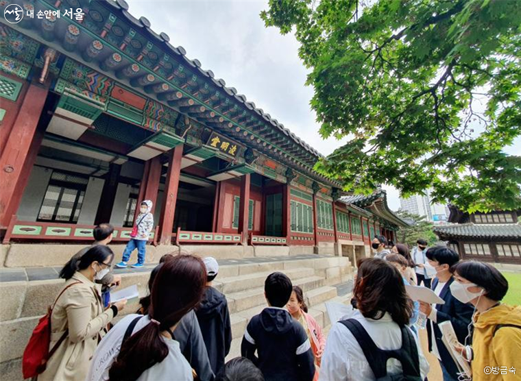 서울역사편찬원은 초등학생이 있는 가족을 대상으로 서울역사나들이를 진행한다.