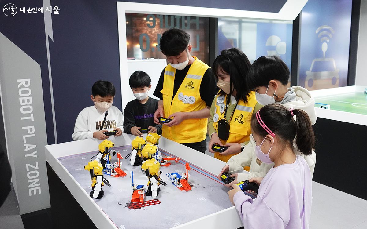  로봇을 이용한 다양한 스포츠를 통해 로봇 구동 원리와 기능을 익힐 수 있는 공간 ©이수정