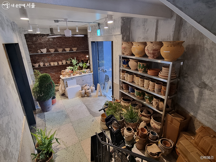 진입공간에 놓여진 작고 아름다운 꽃집, ‘에스떼(Aeste)’