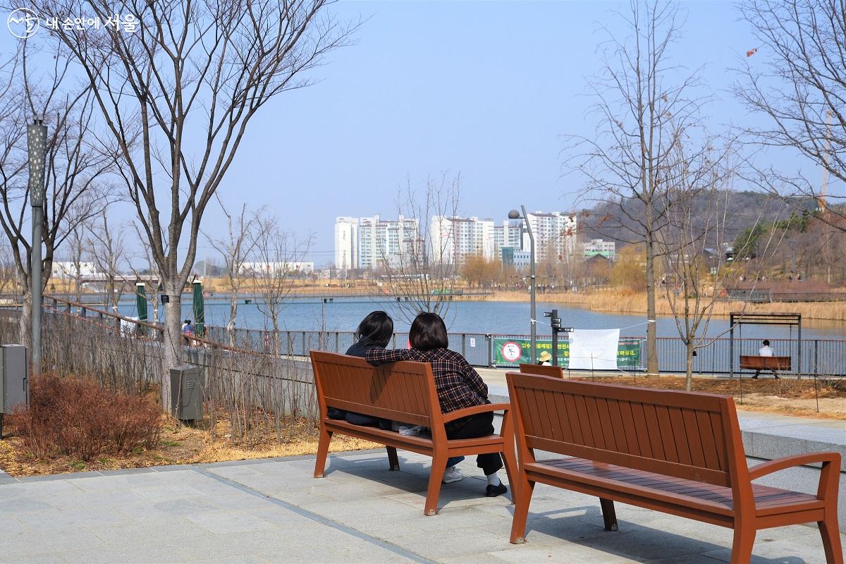 서울식물원 온실 밖으로 나가면, 주제원, 열린숲, 호수원, 습지원, 저류지 등이 기다리고 있다. ⓒ이봉덕