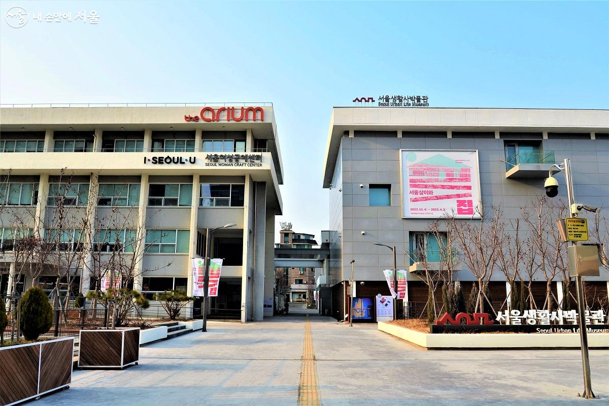 2019년 개관한 서울생활사박물관은 해방 이후부터 현재까지 서울시민들의 생활사를 보여준다. 서울여성공예센터와 나란히 자리하고 있다. ©이봉덕 