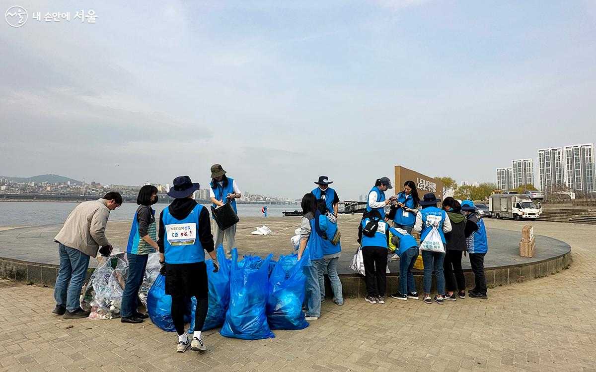 행사가 끝난 이후에도 서울시 자원봉사센터는 마지막 뒷정리를 하며 많은 시민이 참여할 수 있어서 보람있는 하루였다고 소감을 전했다. ⓒ이수정