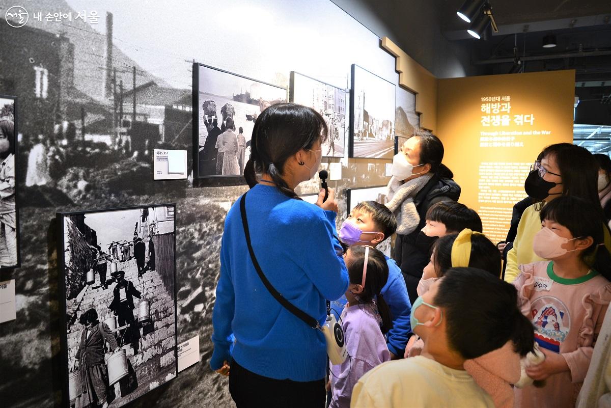 공예 체험학습 일환으로 박물관 전시를 관람하고 있다. 기획전시 '서울살이와 집'에서는 지난 70여 년간 서울사람들의 집과 생활의 변화상을 들여다볼 수 있다. ©이봉덕
