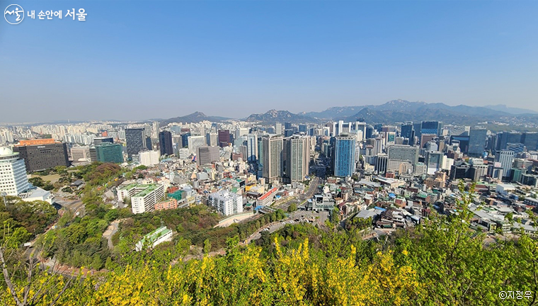 서울 남산에서 내려다본 봄날 도심의 모습. 자연과 함께 다양한 시간의 켜가 중첩되어 있는 곳이 서울이다