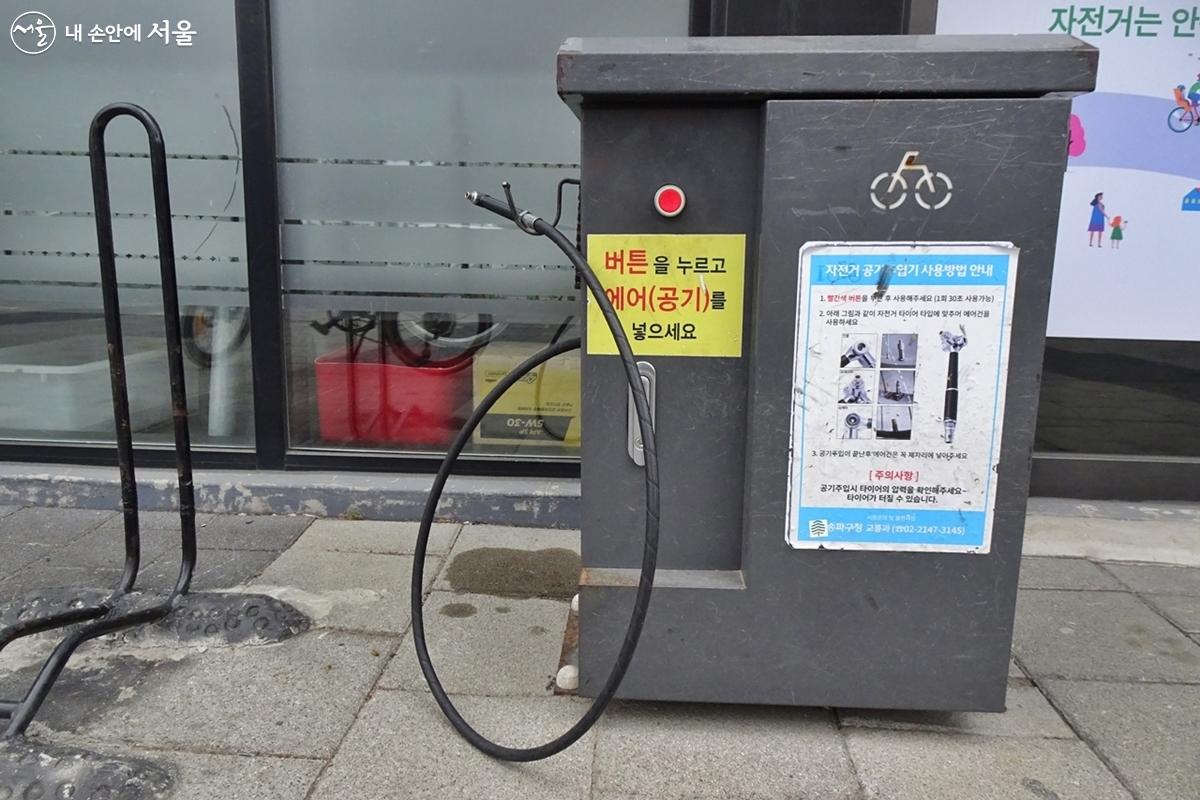 모든 종류의 자전거에 호환되는 다용도 자동 펌프 ⓒ김종성 