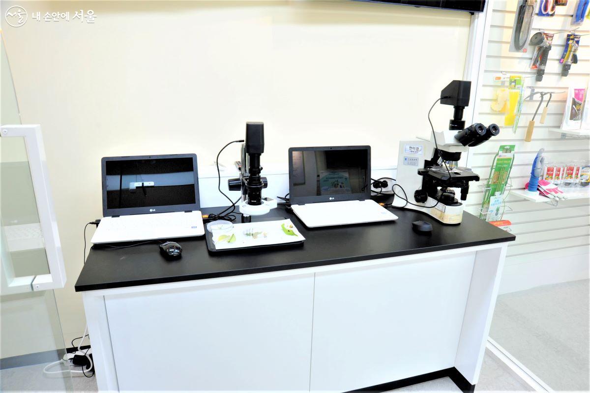 접수·진단실에 마련된 저배율 현미경과 고배율 현미경. 해충이나 곰팡이를 관찰한다. ⓒ조수봉