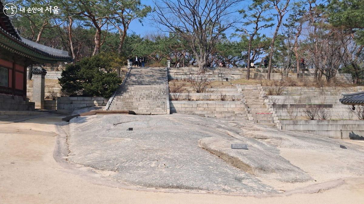 창경원 시절에 만들었다는 계단을 올라가면 자경전 터가 있다. ⓒ이선미 