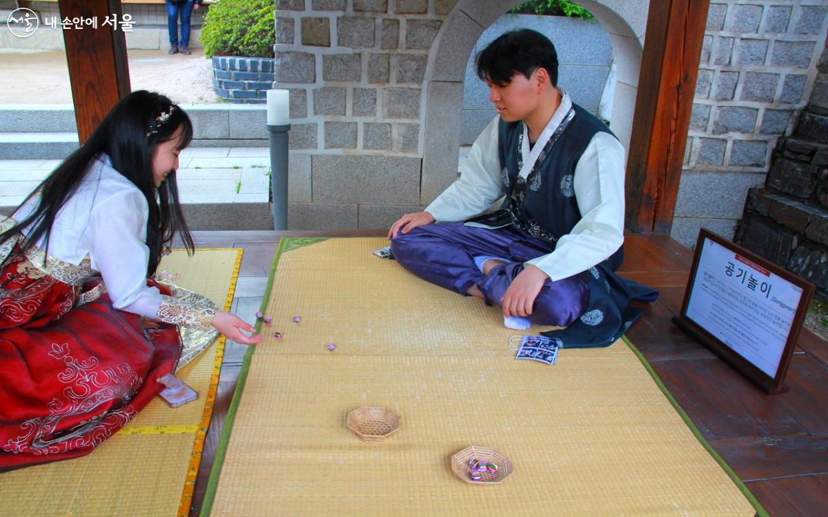 ‘개화(開花)하다, 북촌’을 주제로 봄꽃을 오감으로 즐길 수 있는 프로그램들을 선보인다. ©엄윤주