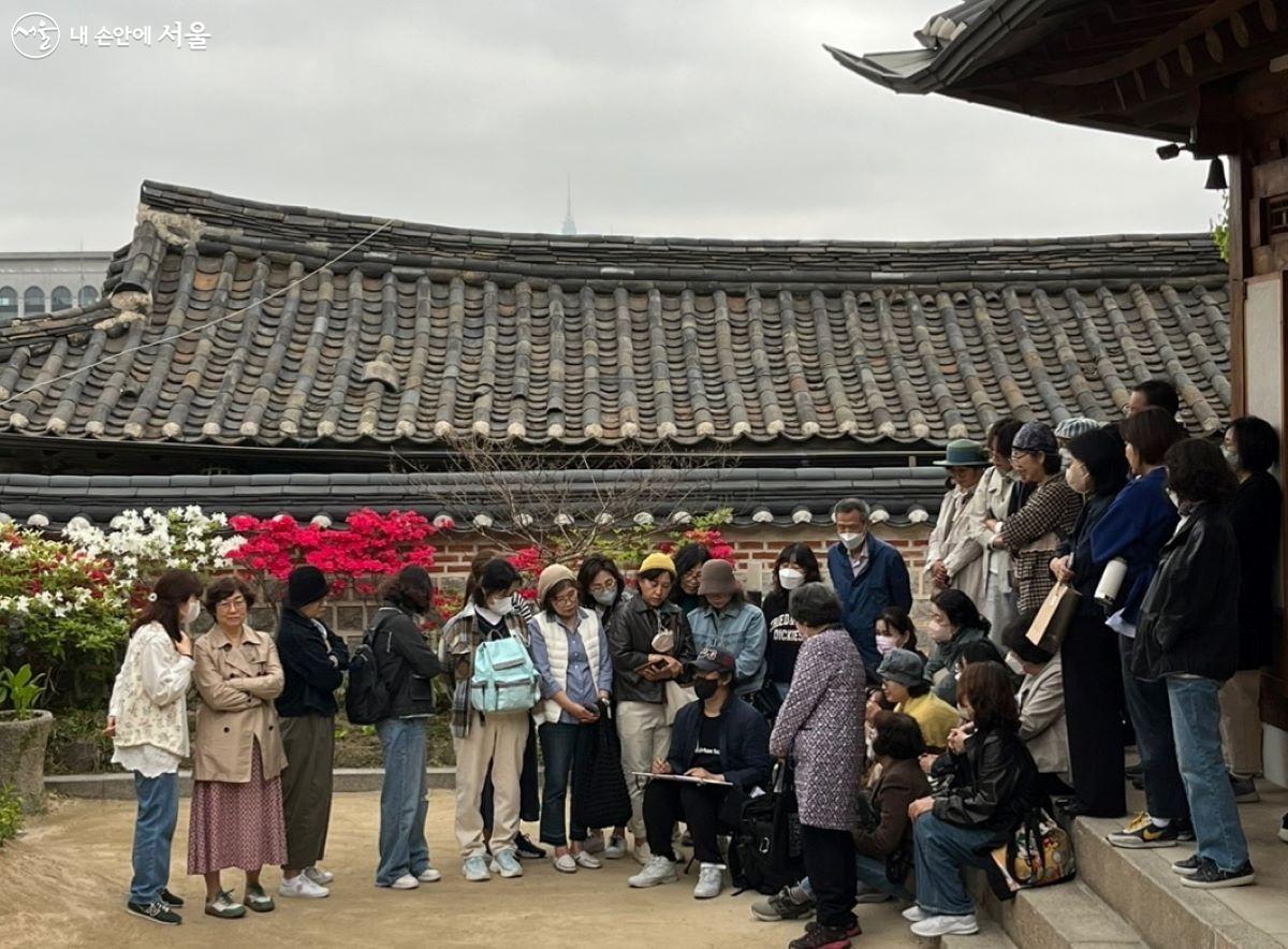 서대문50플러스센터 펜 드로잉 강사인 정연석 작가가 드로잉 특강을 진행했다. ⓒ박종희 제공