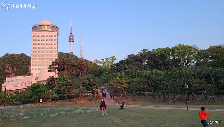 원경의 남산타워와 근경의 구 어린이회관 건축