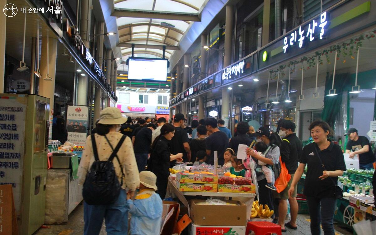 '우리동네 시장나들이'가 열린 서대문구 포방터시장에 시민들의 발길이 이어졌다. ©엄윤주