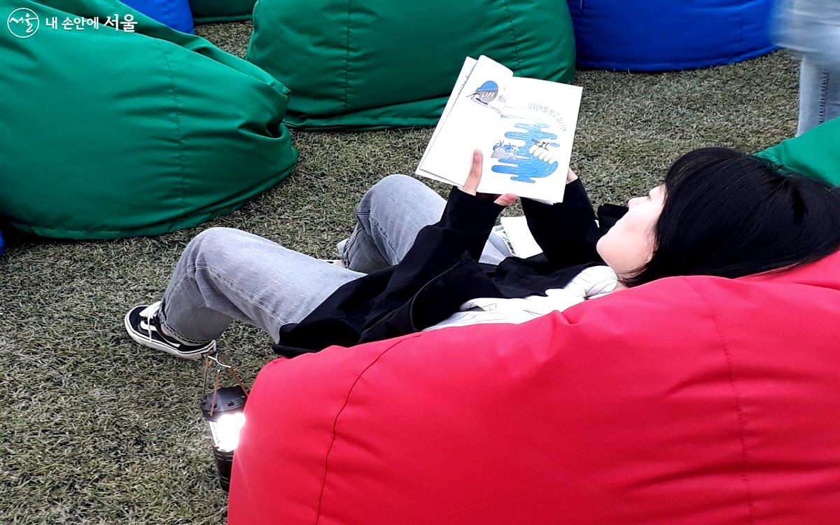 <광화문 책마당>에서 빈백 소파에 누워 독서중인 시민 ©엄윤주