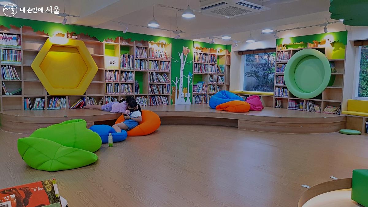 아이들이 편하게 앉아 책을 읽을 수 있도록 조성된 마루방 ©이유빈