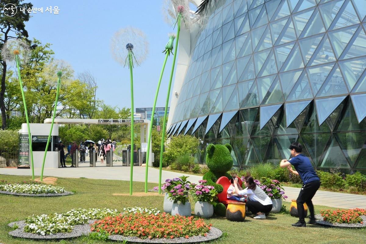 서울식물원 전시온실과 주제정원 앞에 설치된 포토존 ©이봉덕