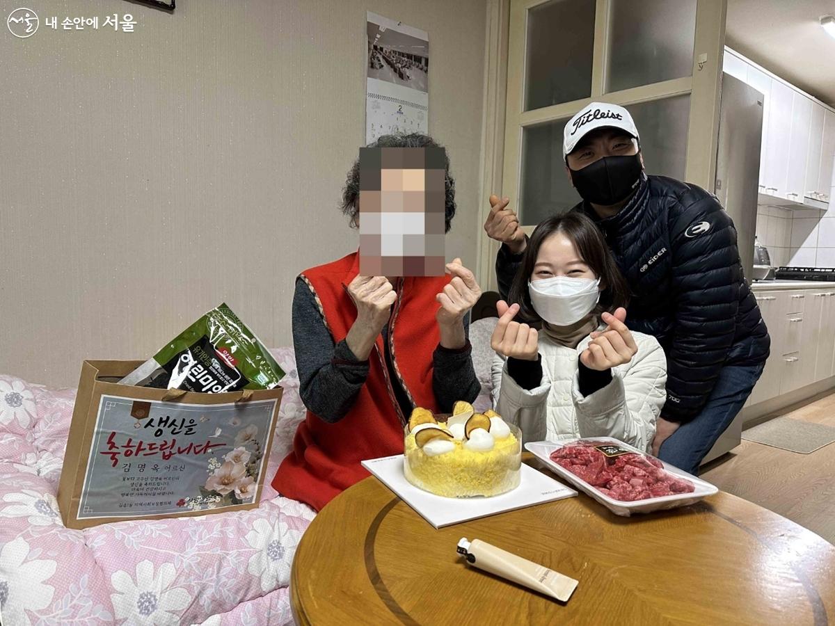 천혜란 씨의 정성이 들어간 케이크로 취약 계층 어르신의 생일상을 준비했다. ©길음1동 주민센터