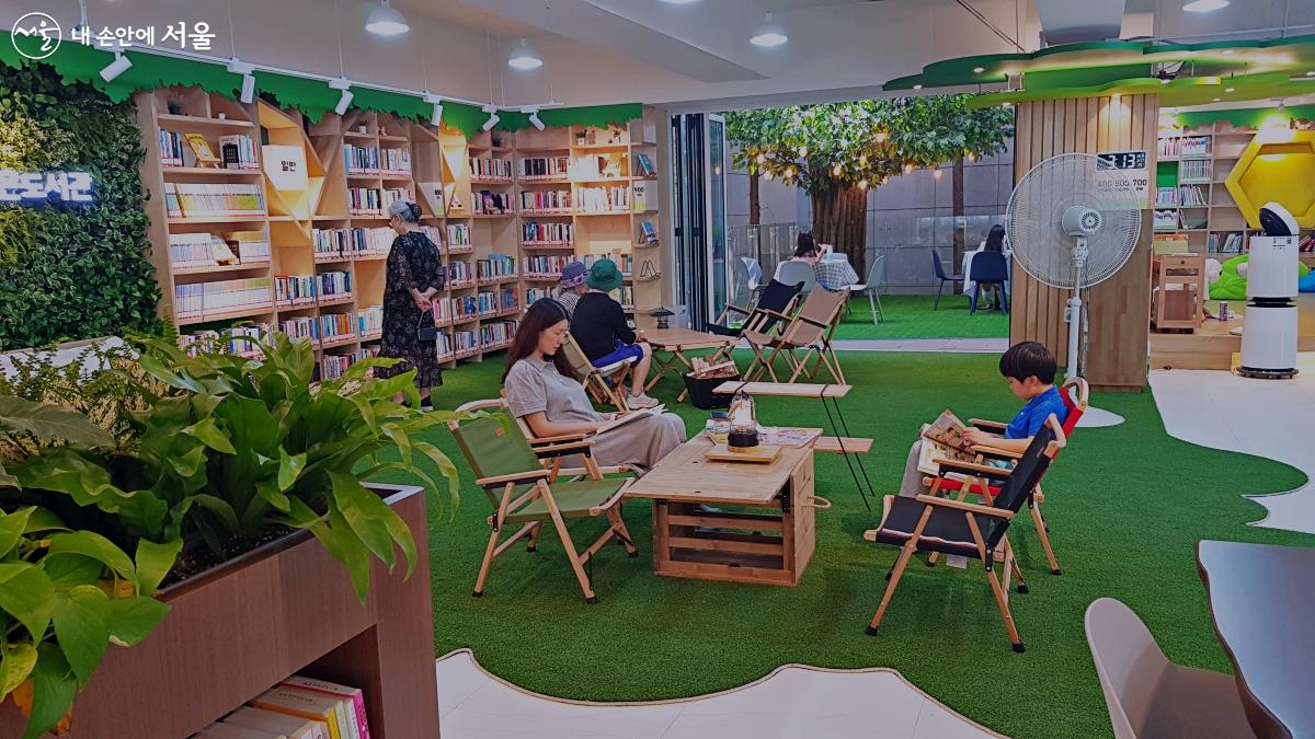 푸릇푸릇한 동화동 작은도서관 실내 풍경 ©이유빈