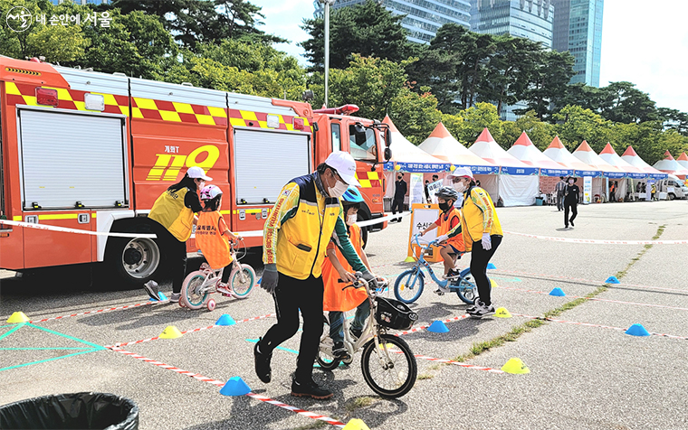 서울시는 한강공원, 교통안전체험장 등에서 '자전거 안전 교육'을 시행하고 있다. ⓒ서울시