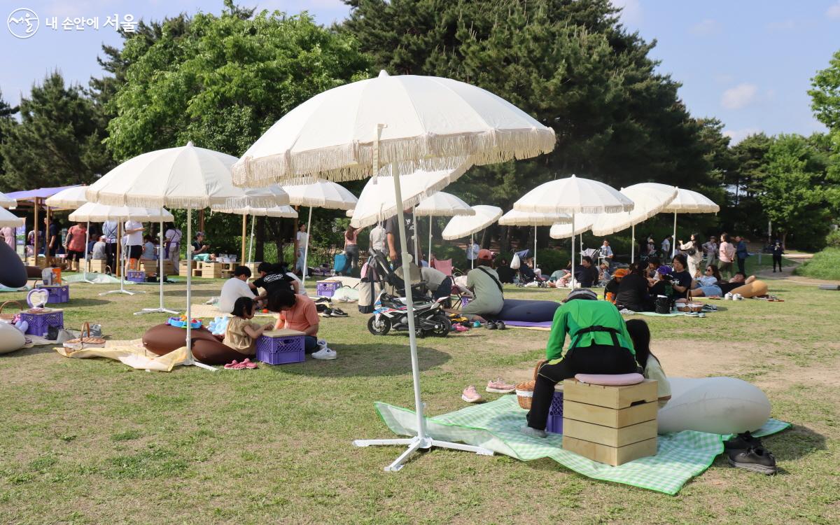 시민들에게 힐링을 선물하는 잔디마당 '공원카페' ⓒ조수연