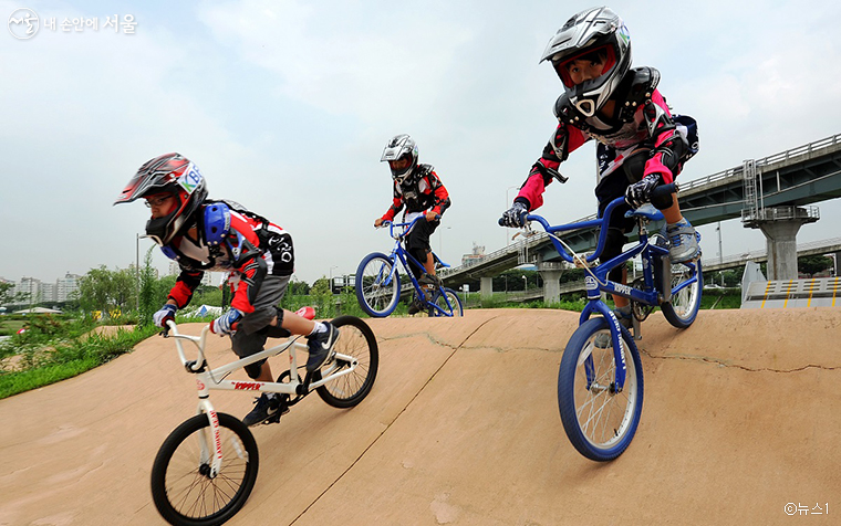 광나루 자전거 모토크로스 레이싱 경기장에서 연습하는 유소년 선수들 ⓒ뉴스1