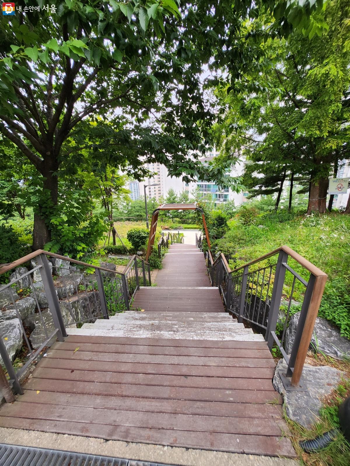 계단을 내려가면 또 다른 길로 이어진다. ©김정원